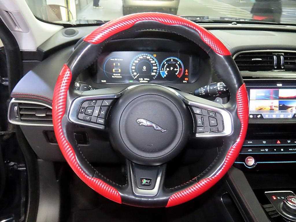Jaguar F-PACE — photo 08