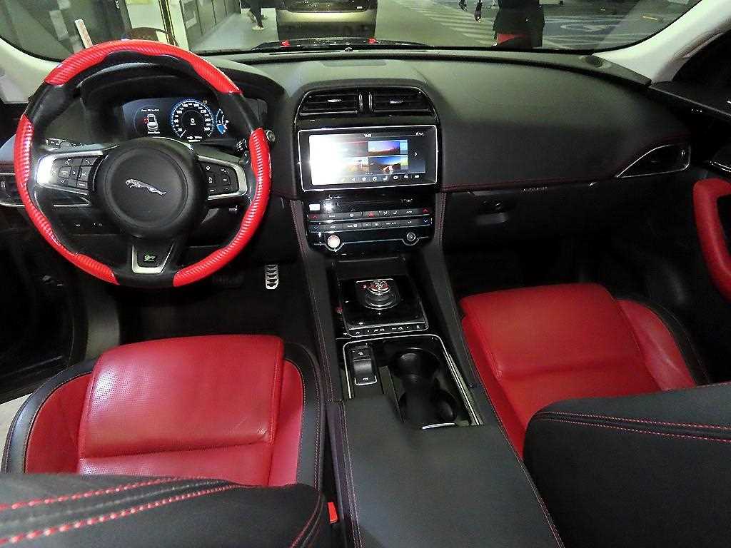 Jaguar F-PACE — photo 10