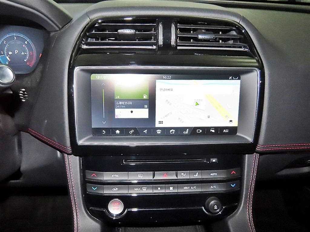 Jaguar F-PACE — photo 11