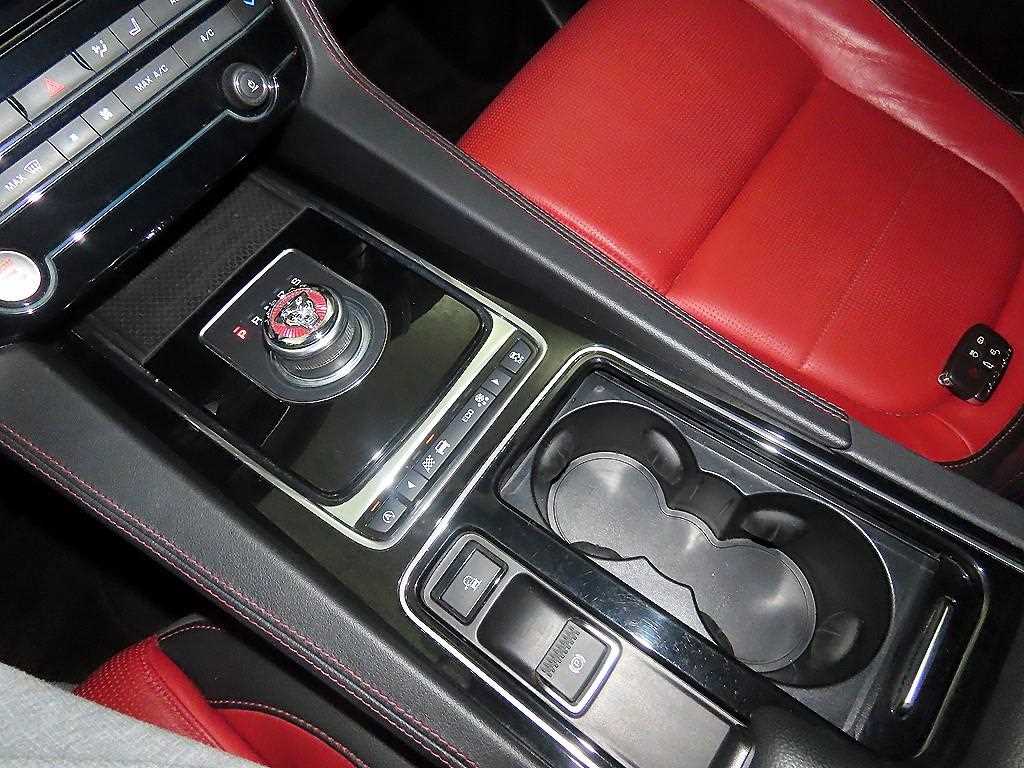 Jaguar F-PACE — photo 12