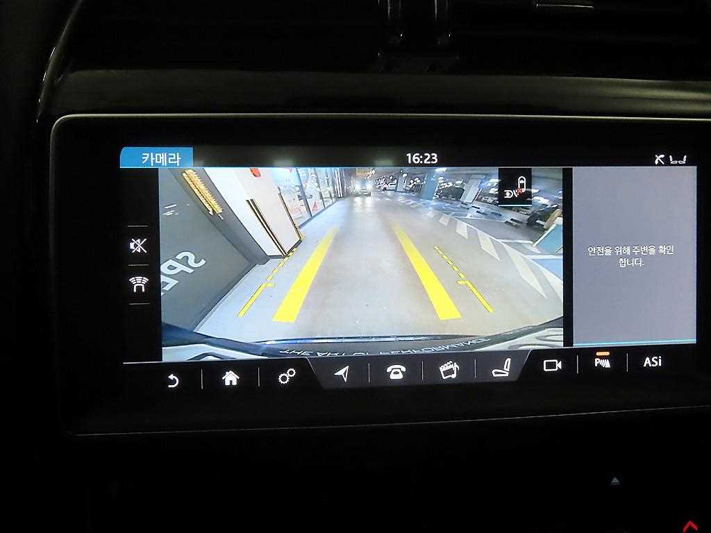 Jaguar F-PACE — photo 14