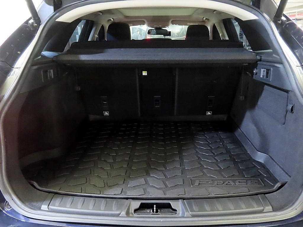 Jaguar F-PACE — photo 17