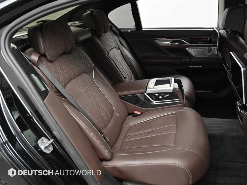 BMW 7-Series — photo 12