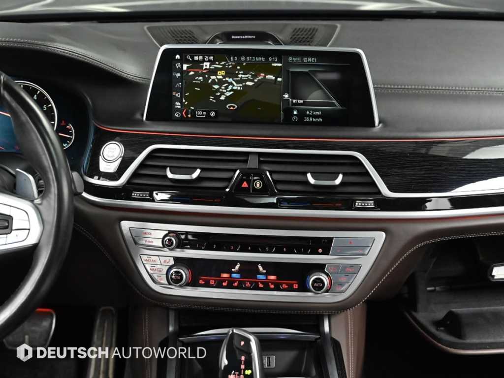 BMW 7-Series — photo 14