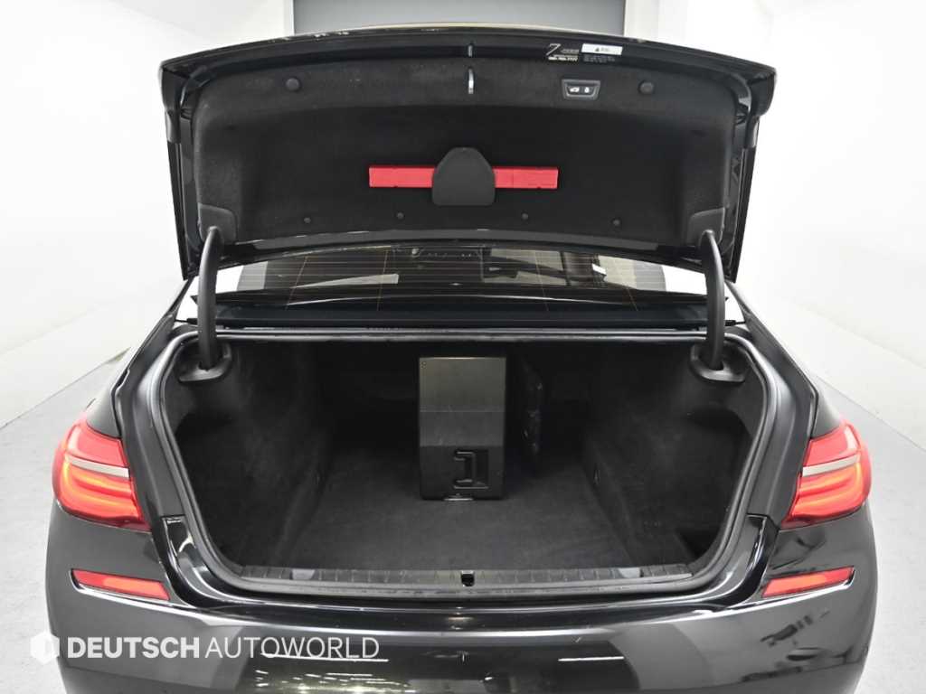 BMW 7-Series — photo 19