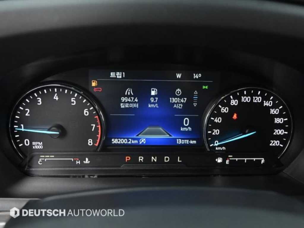 Ford Explorer — photo 08