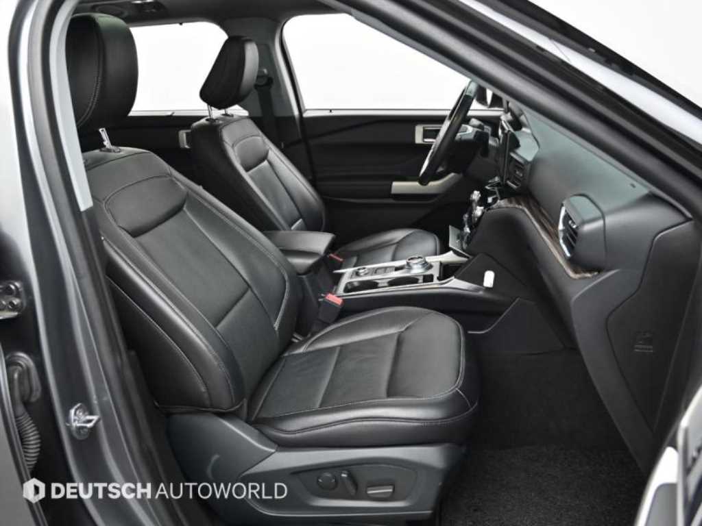 Ford Explorer — photo 10