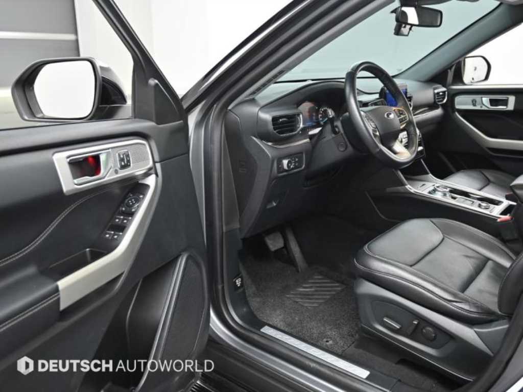 Ford Explorer — photo 11