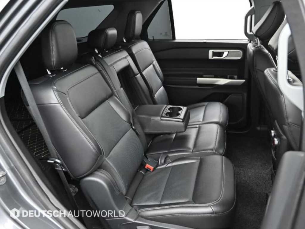 Ford Explorer — photo 12