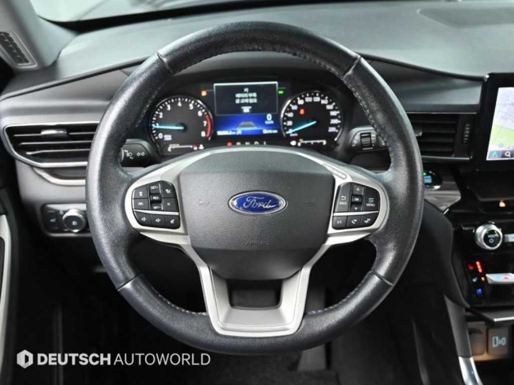 Ford Explorer — photo 13