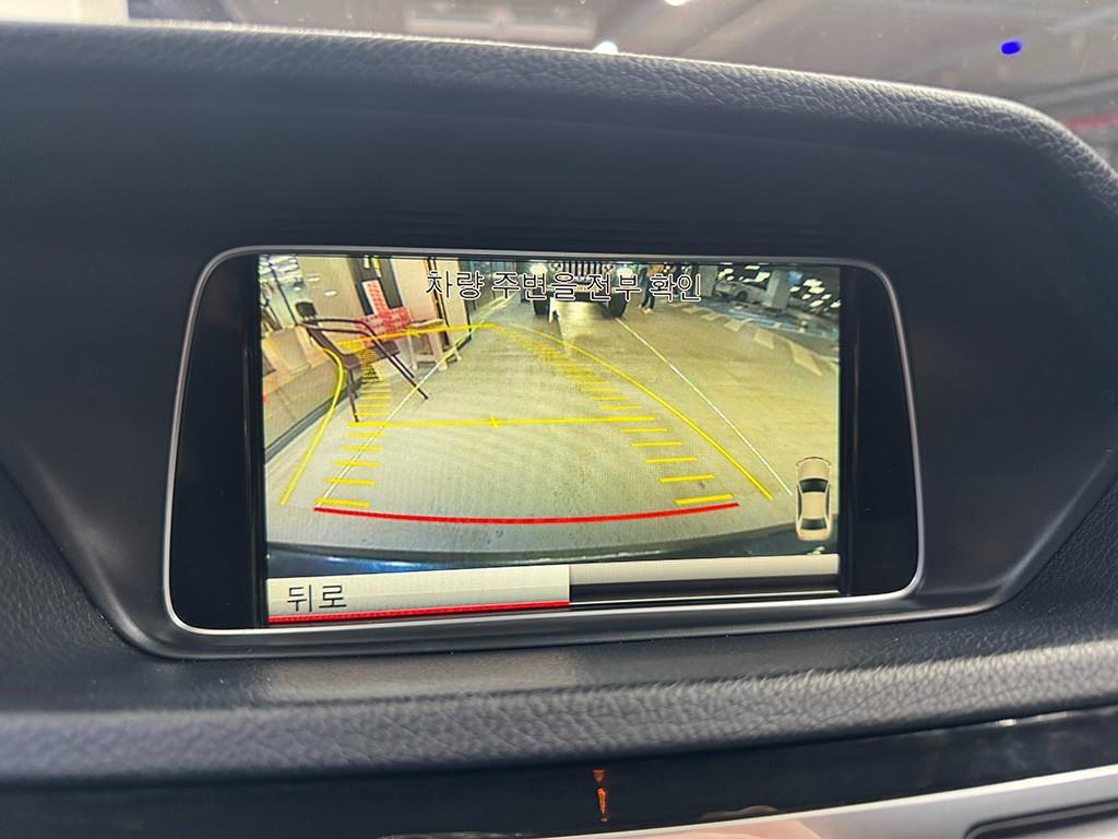 Mercedes-Benz E-Class — photo 17