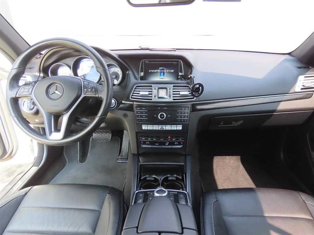 Mercedes-Benz E-Class — photo 08