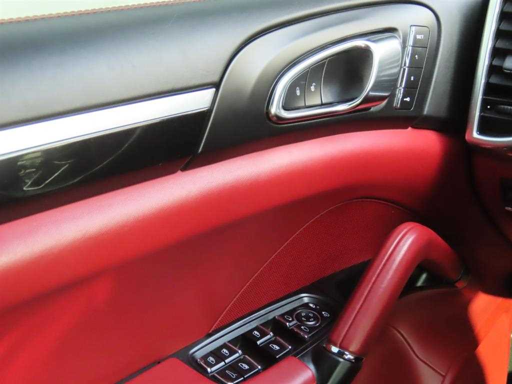Porsche Cayenne — photo 14