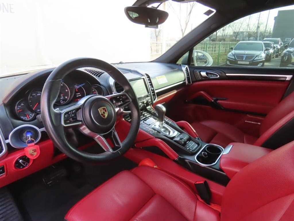 Porsche Cayenne — photo 17