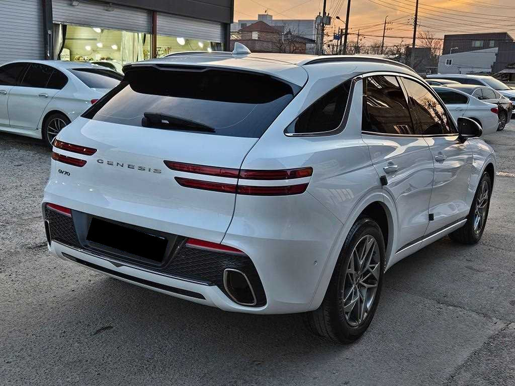 Genesis GV70 — photo 03