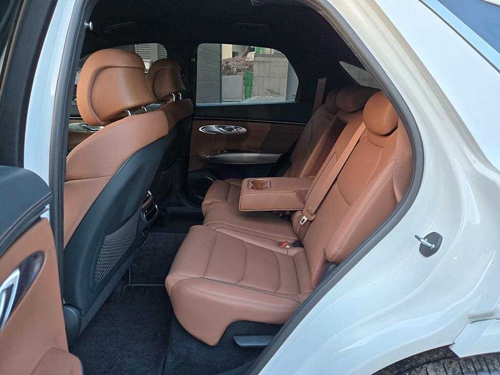 Genesis GV70 — photo 06