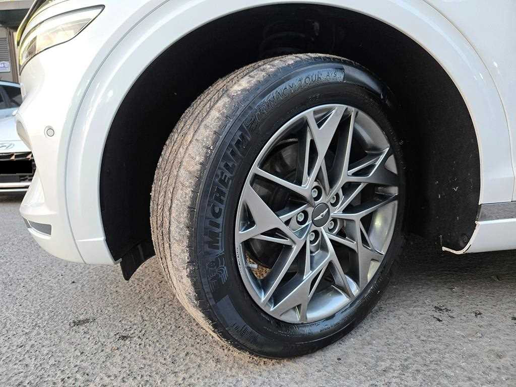 Genesis GV70 — photo 18