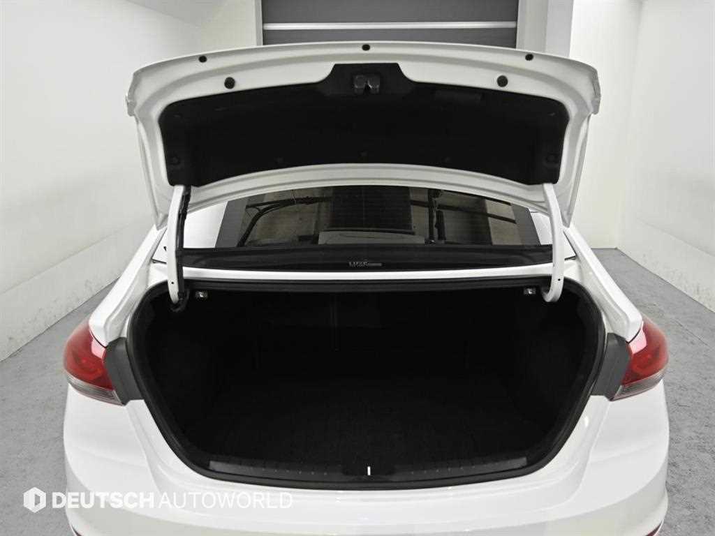 Hyundai Avante — photo 18