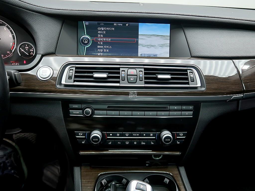 BMW 7-Series — photo 09