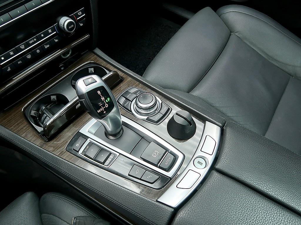 BMW 7-Series — photo 10