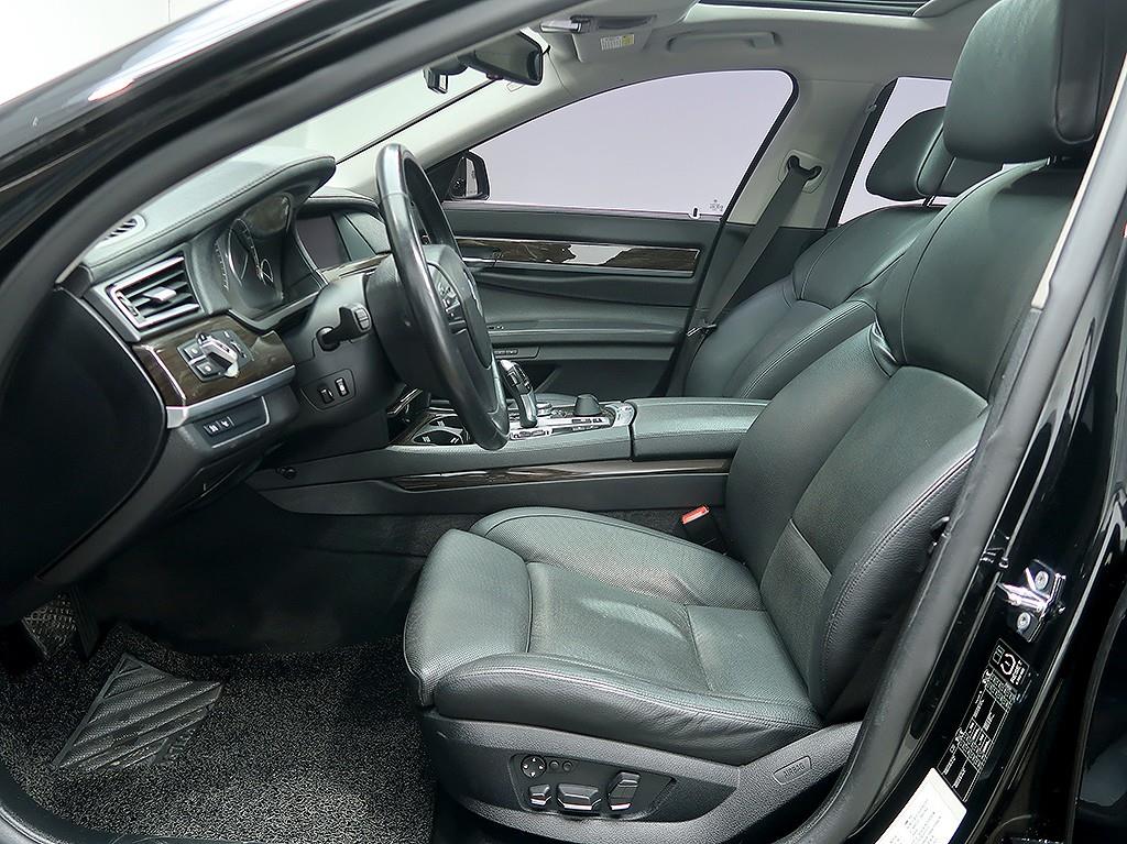 BMW 7-Series — photo 11