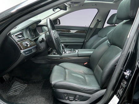 BMW 7-Series — photo 11