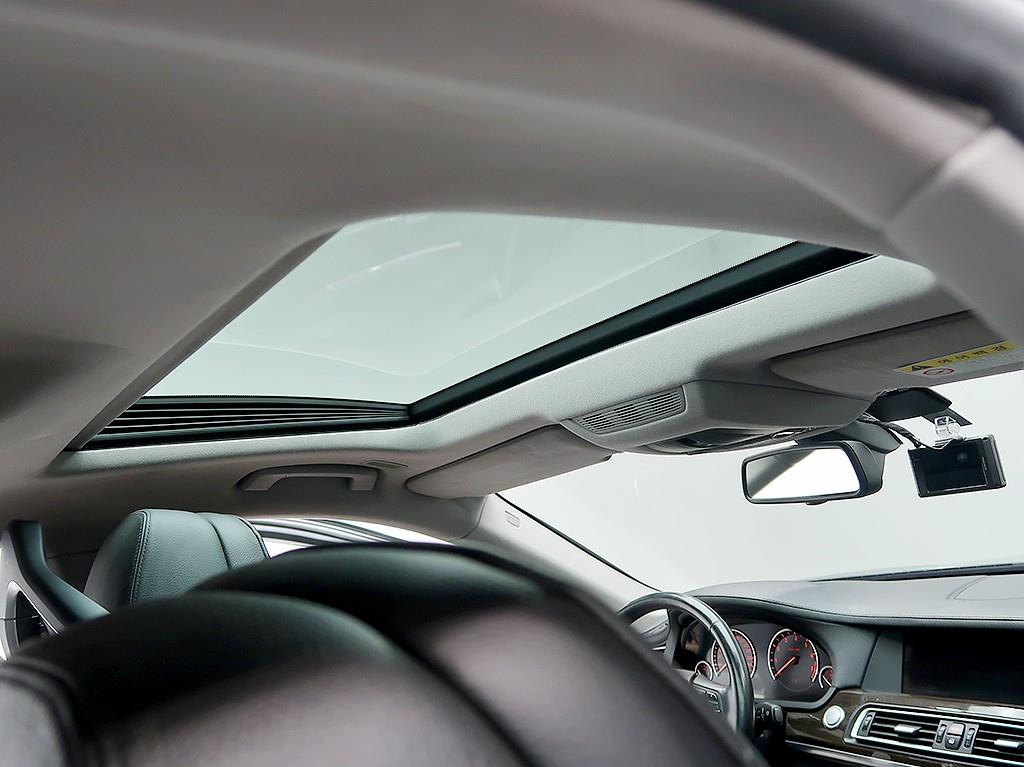BMW 7-Series — photo 13