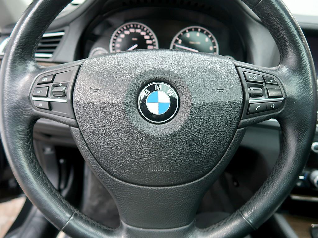 BMW 7-Series — photo 16
