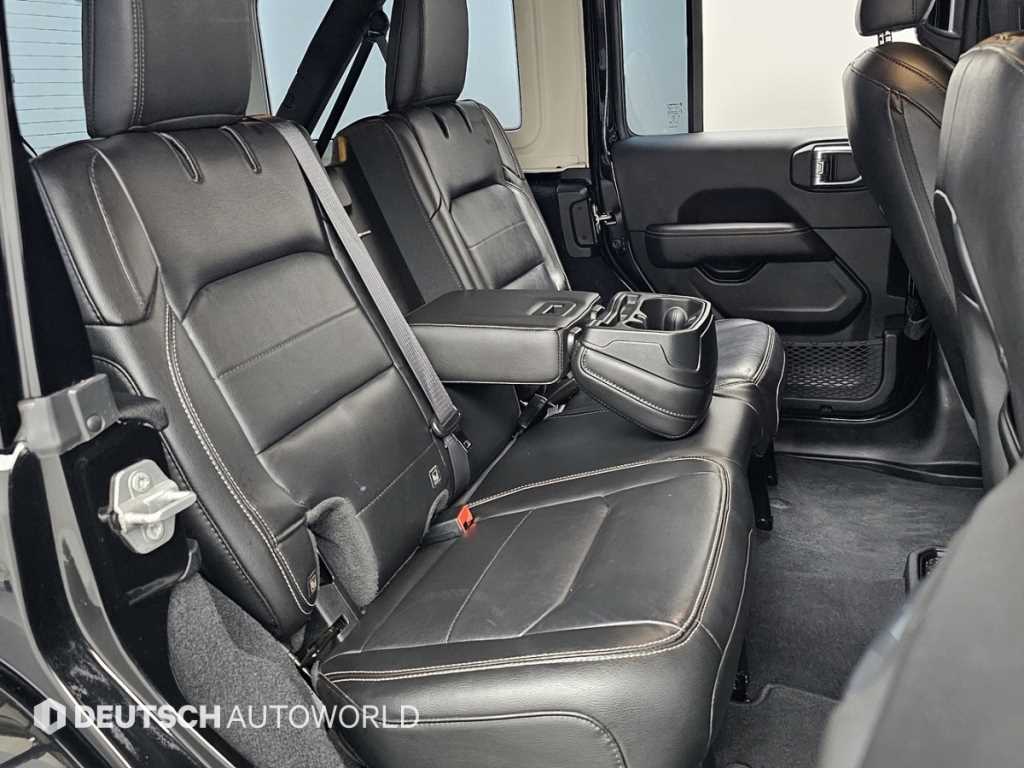 Jeep Wrangler — photo 12
