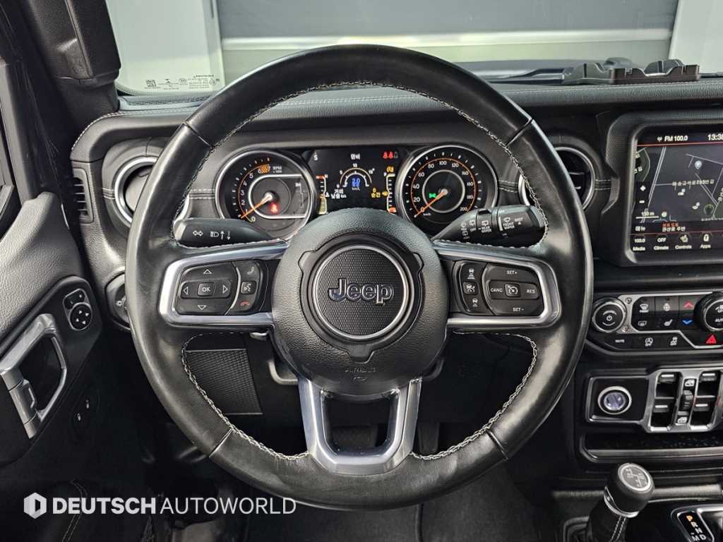 Jeep Wrangler — photo 13