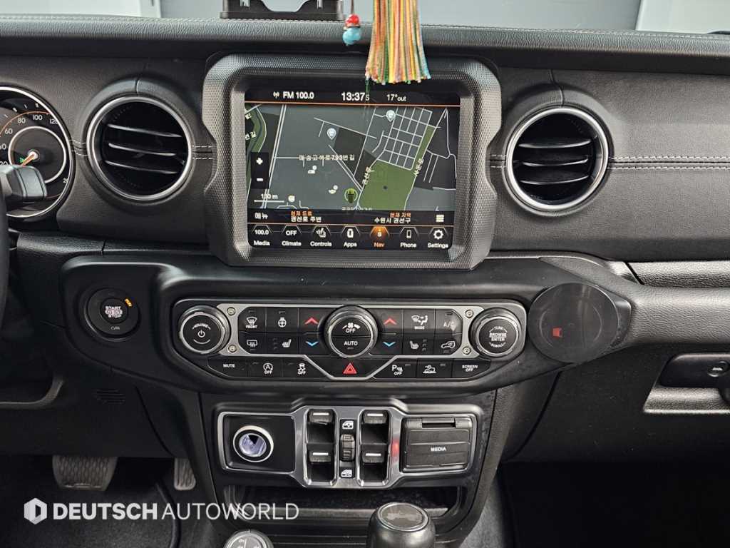 Jeep Wrangler — photo 14
