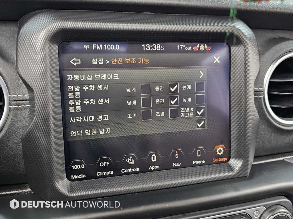Jeep Wrangler — photo 17