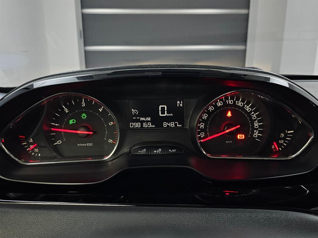 Peugeot 208 — photo 08