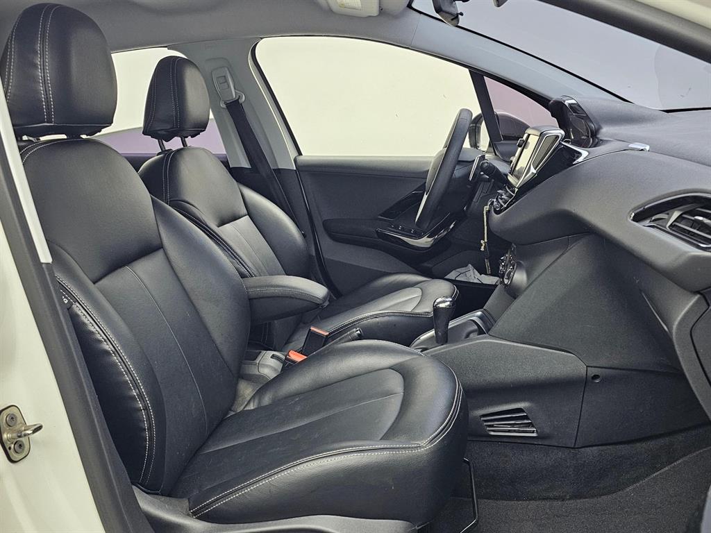 Peugeot 208 — photo 10