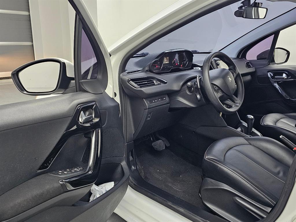 Peugeot 208 — photo 11