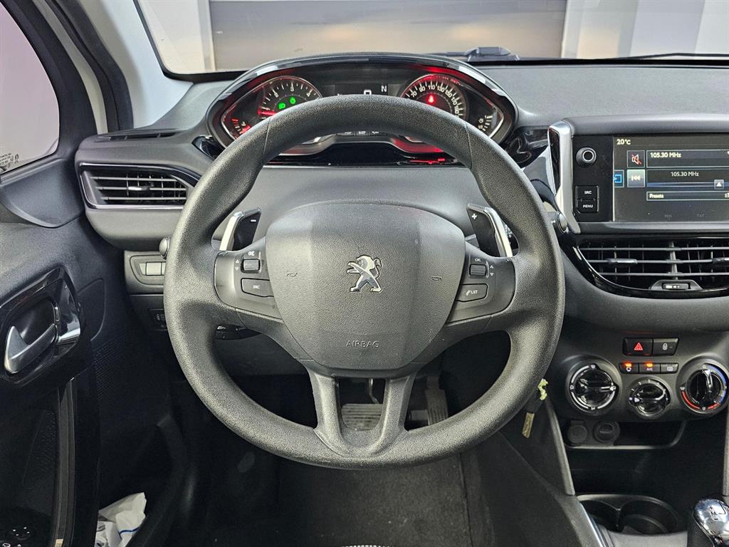 Peugeot 208 — photo 13
