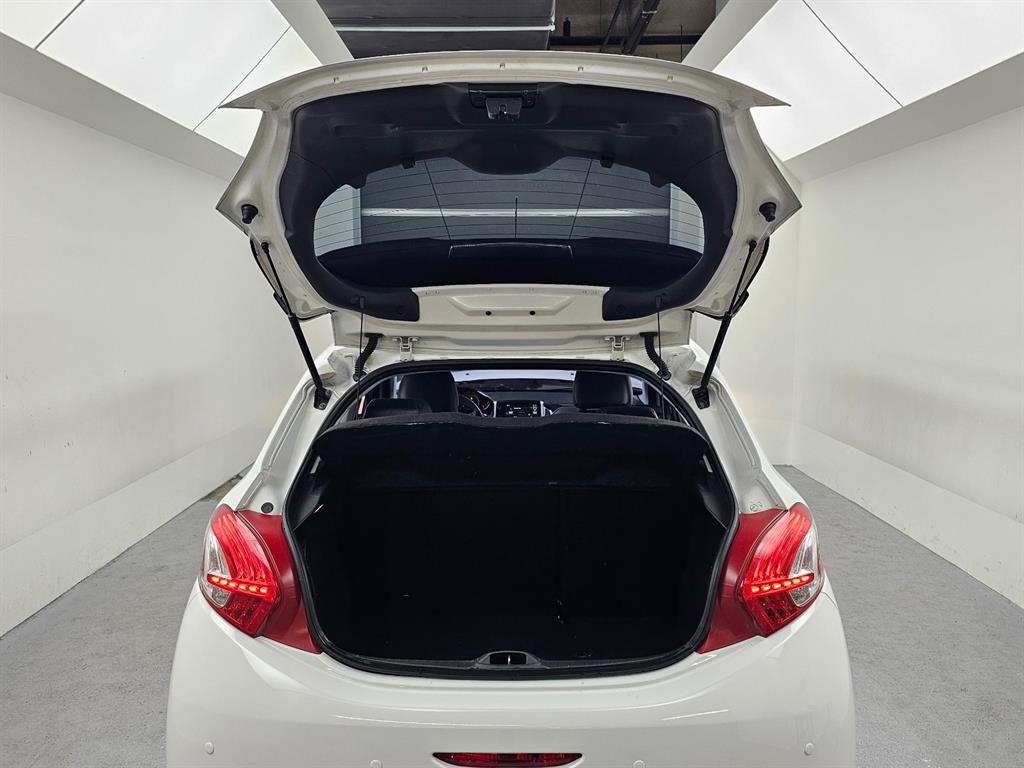 Peugeot 208 — photo 19
