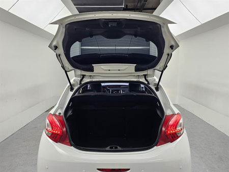 Peugeot 208 — photo 19