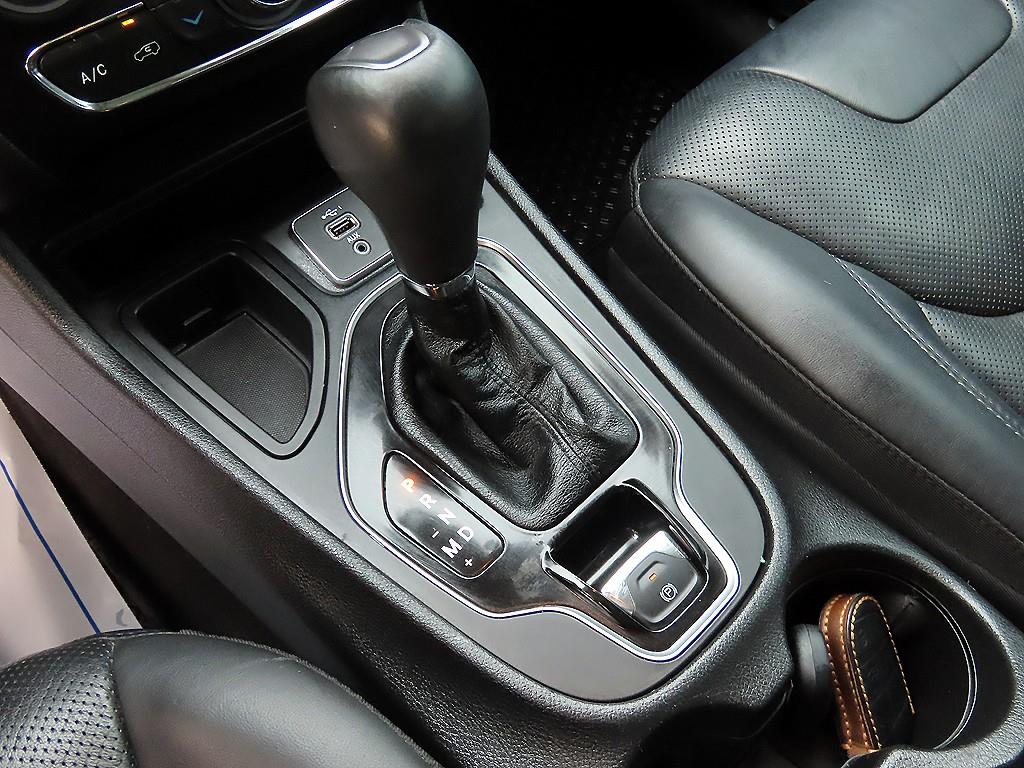 Jeep Cherokee — photo 10