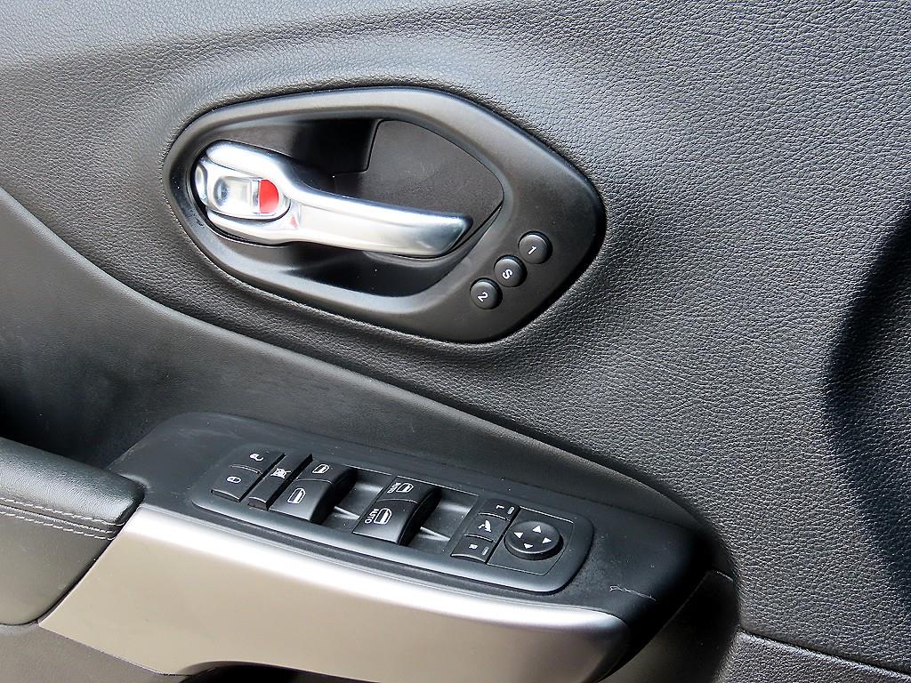 Jeep Cherokee — photo 11