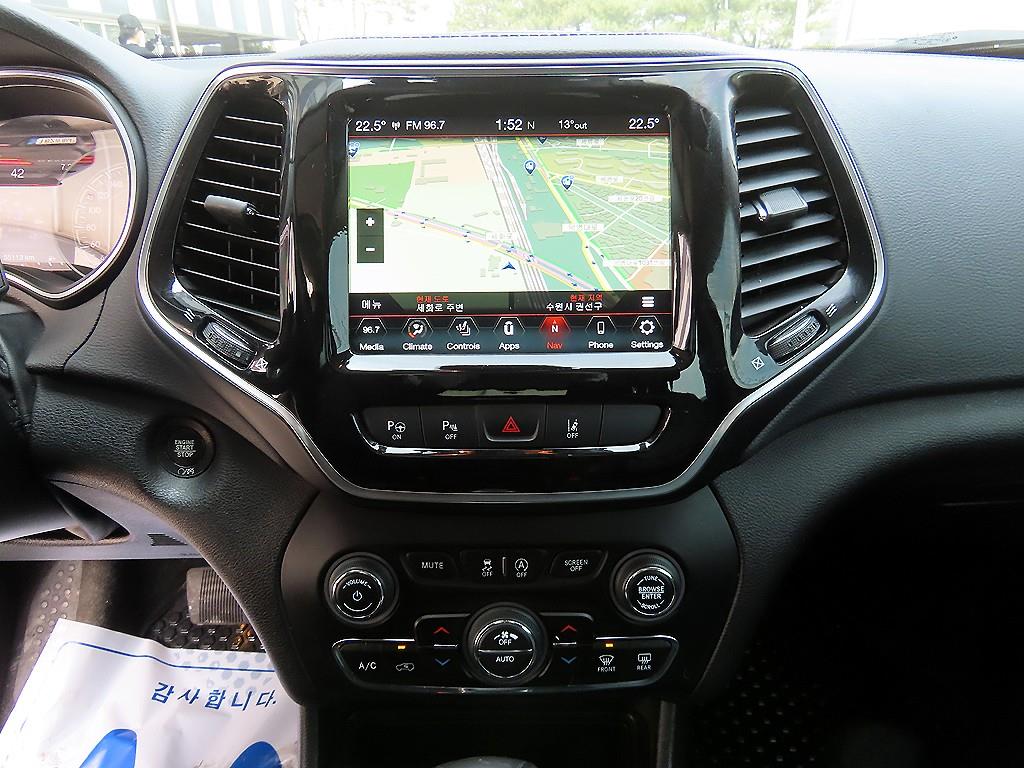 Jeep Cherokee — photo 12