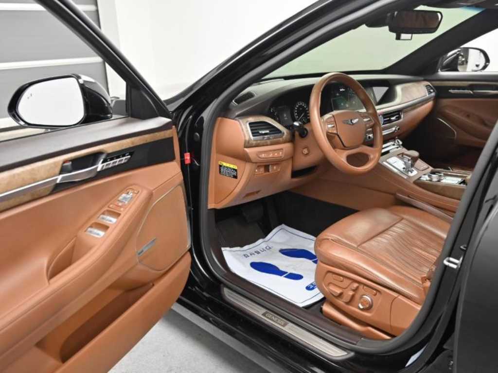 Genesis G90 — photo 01