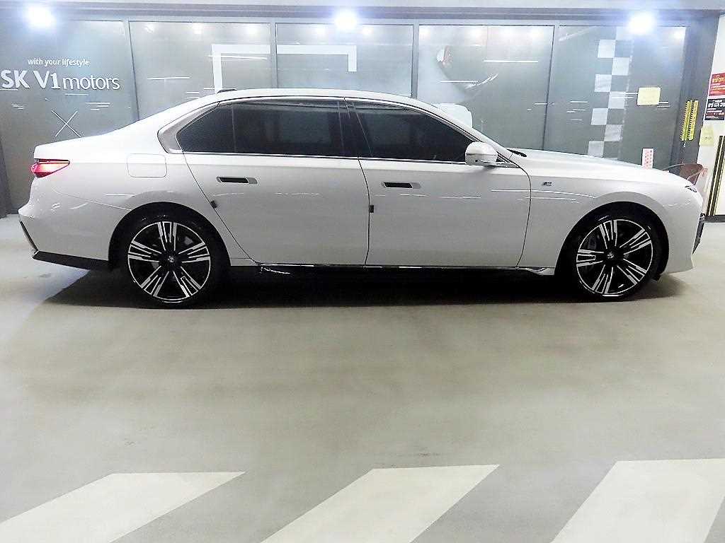 BMW 7-Series — photo 03