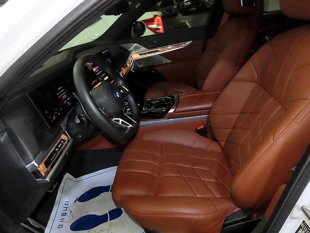 BMW 7-Series — photo 06