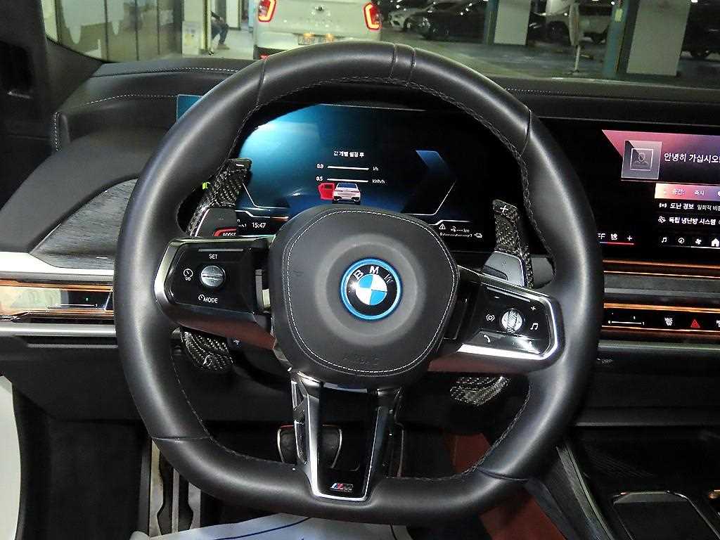 BMW 7-Series — photo 08
