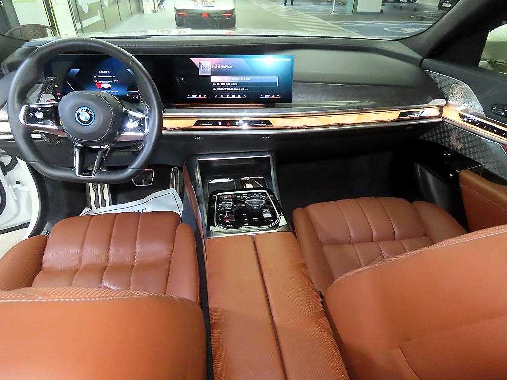 BMW 7-Series — photo 10