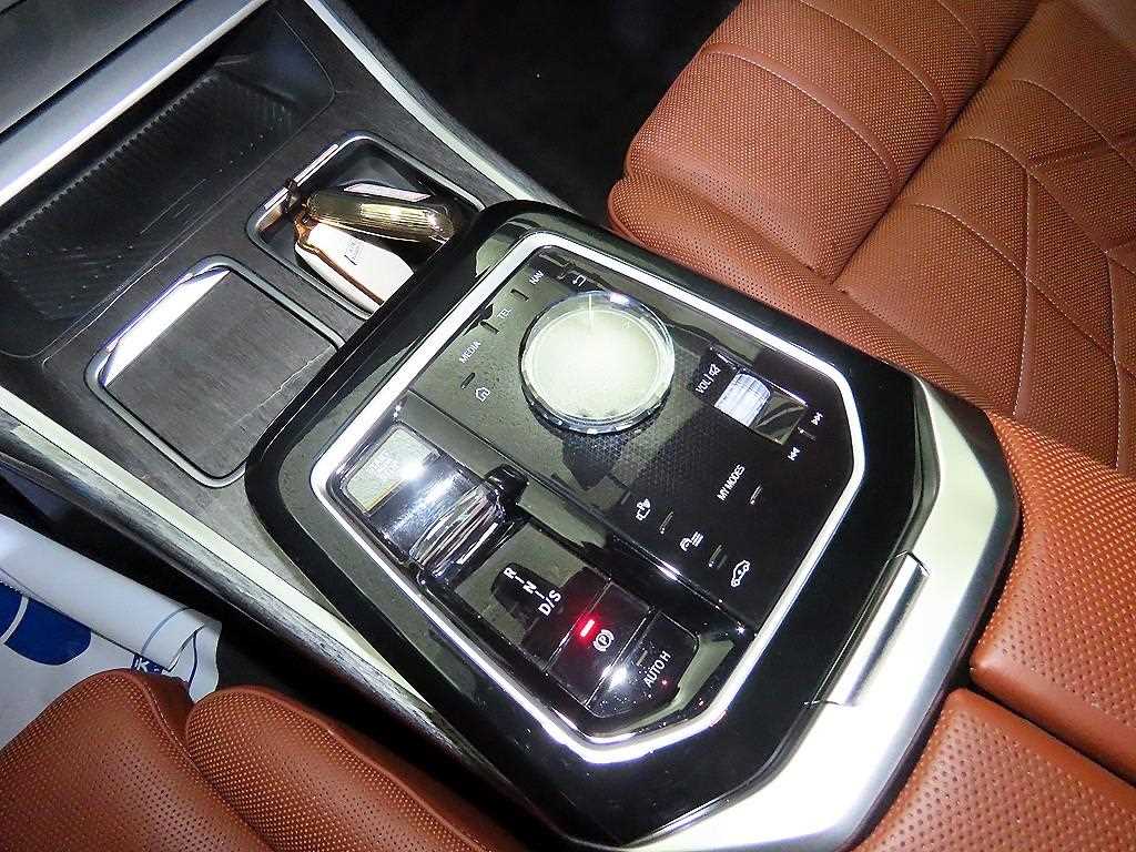 BMW 7-Series — photo 12