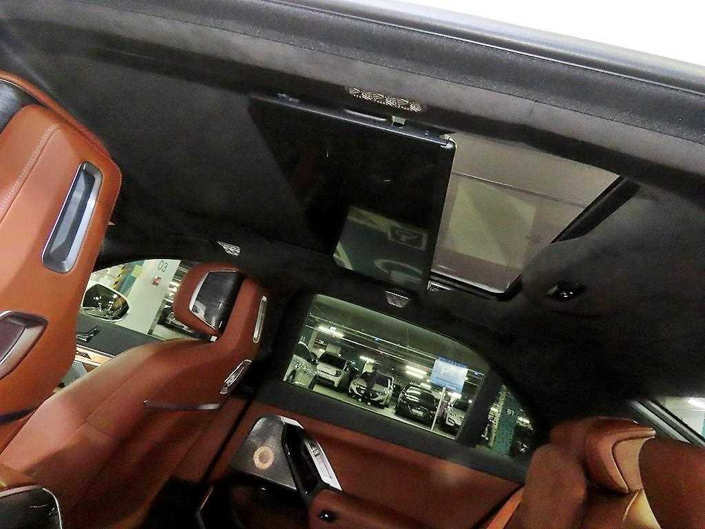 BMW 7-Series — photo 16