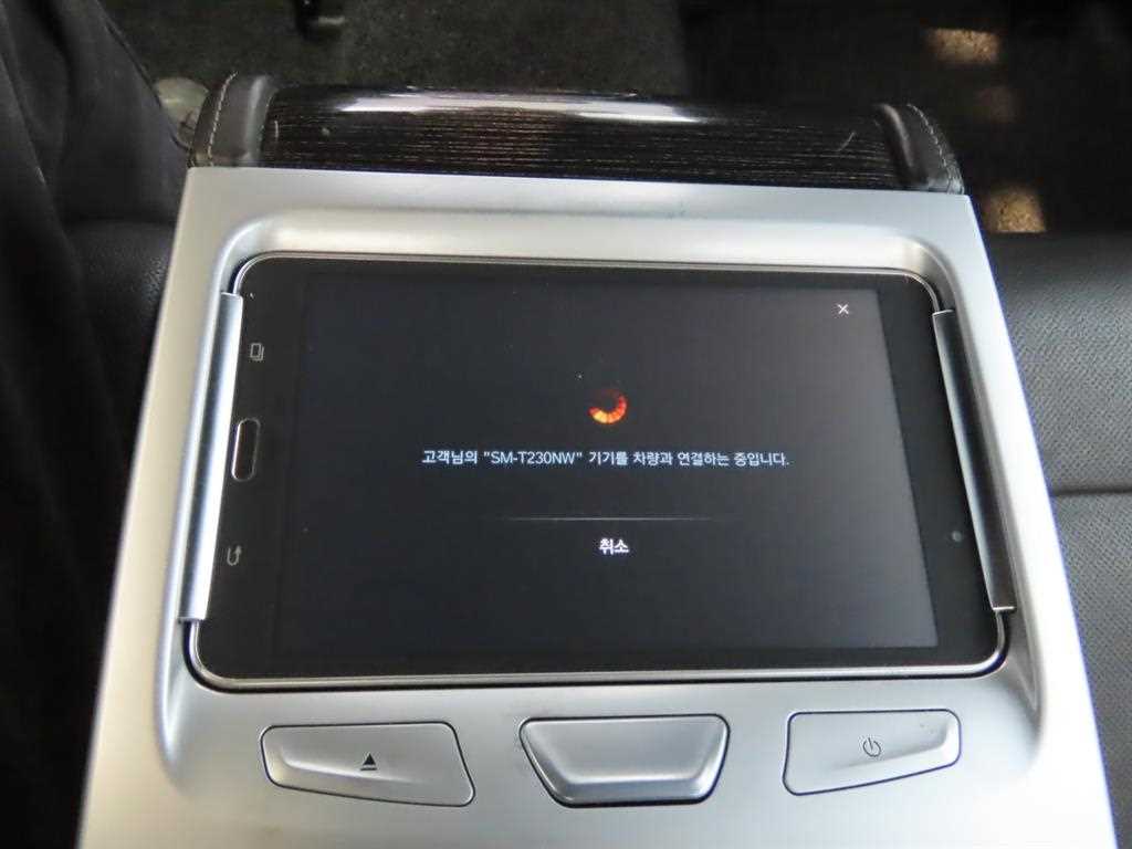 BMW 7-Series — photo 09