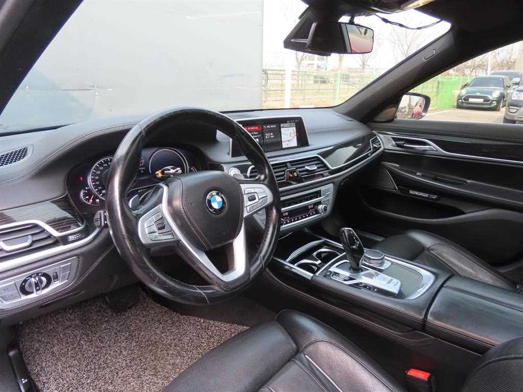 BMW 7-Series — photo 10